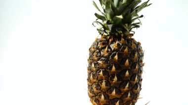 Ananas, hareket halinde ateş ediliyor. Sağlıklı yemek..