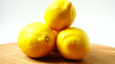 Tahtadaki limonlar. Sağlıklı yemek..