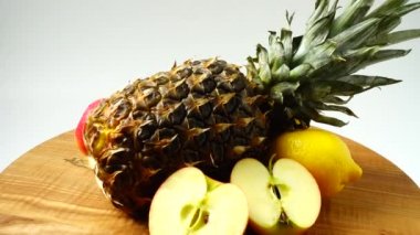 Ananas, elma ve limondan sonra hayat devam ediyor. Sağlıklı yemek..