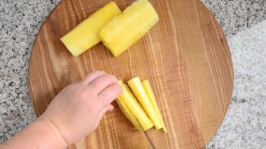 Aşçı ananas keser. Sağlıklı yemek..