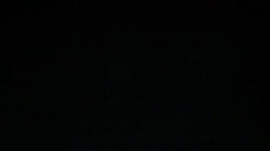 Domatesin düşmesi. Yavaş çekim.