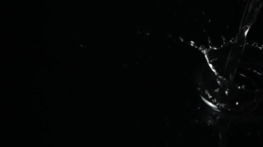 Çilek düşüşü. Yavaş çekim.