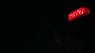 Çilek düşüşü. Yavaş çekim.