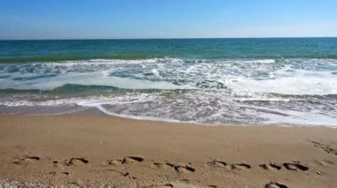Deniz ve sahil. Sahilde çekim yapmak. Yavaş çekim.