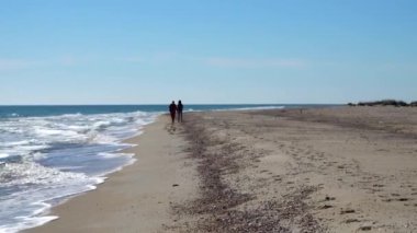Deniz ve sahil. Sahilde çekim yapmak. Harekette çekim..