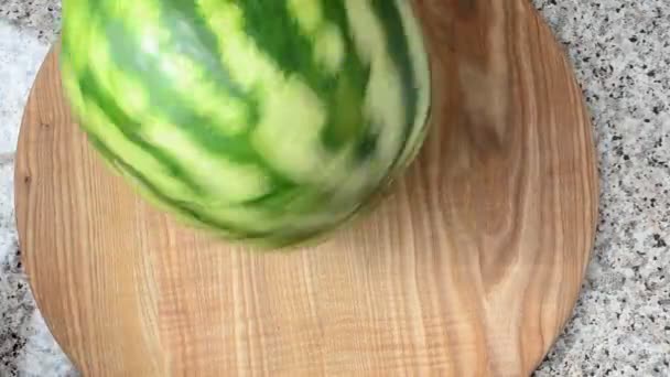 厨房板上的西瓜在厨房开枪 — 图库视频影像