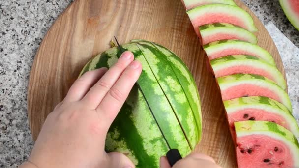 Skärning Vattenmelon Kockens Arbete Skytte Köket — Stockvideo