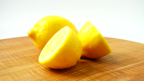 Zitronen Auf Einem Holzbrett Gesunde Ernährung — Stockvideo