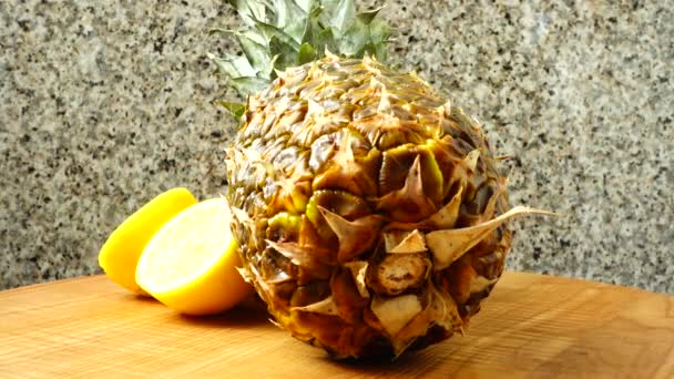 Ananas Citroenen Een Houten Plank Gezond Voedsel — Stockvideo