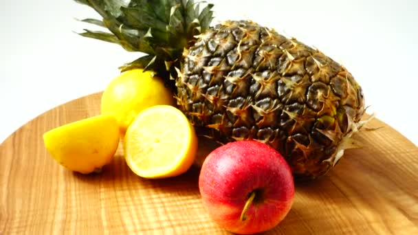 Stillleben Aus Ananas Äpfeln Und Zitronen Gesunde Ernährung — Stockvideo