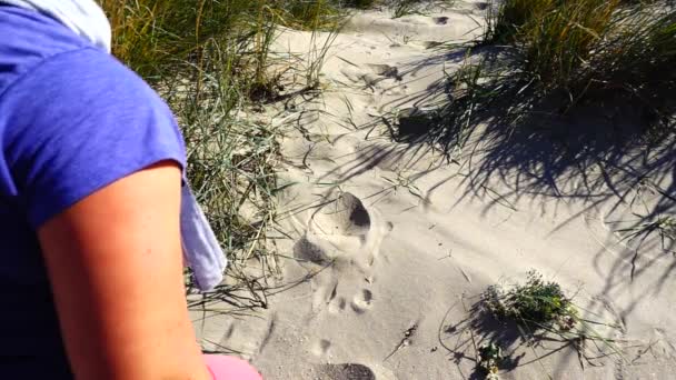 Die Frau Rennt Über Sanddünen Zum Meer Zeitlupe — Stockvideo