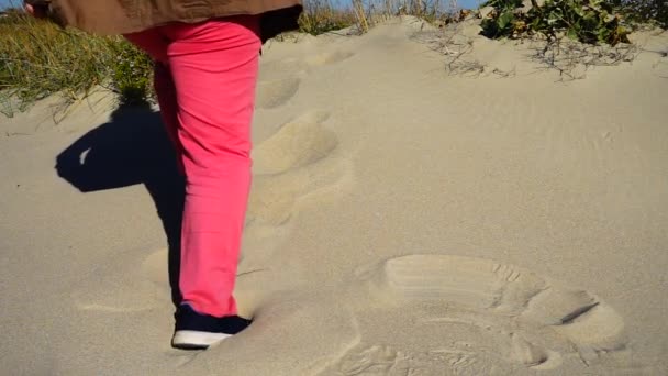 Die Frau Rennt Über Sanddünen Zum Meer Zeitlupe — Stockvideo
