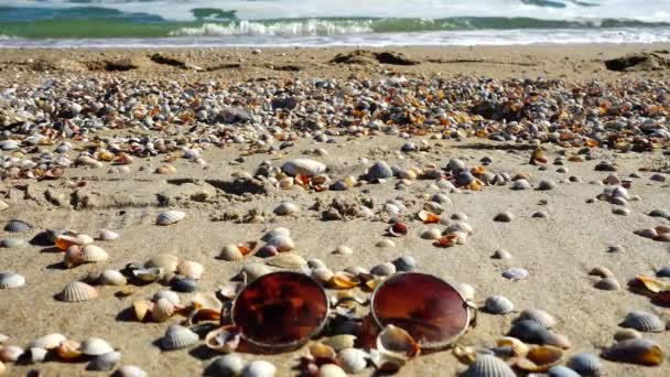 Γυαλιά Ηλίου Στην Αμμώδη Παραλία Αργή Κίνηση — Αρχείο Βίντεο