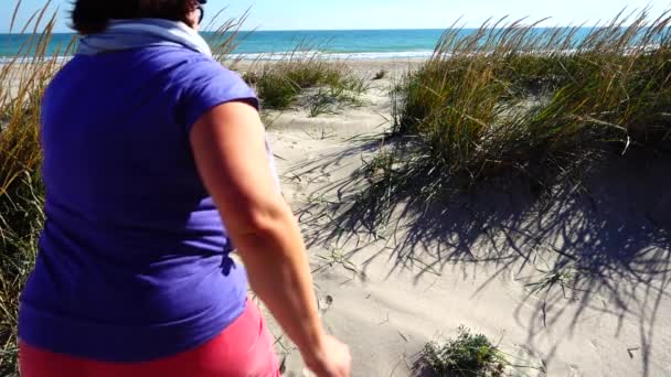 Kvinnan Springer Sanddyner Till Havet Långsamma Rörelser — Stockvideo