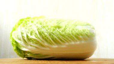 Napa lahanası, hareket halinde çekim. Kesme tahtası.