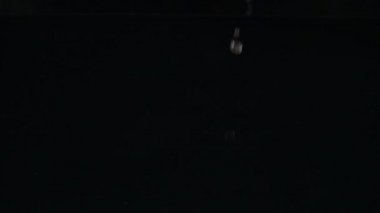 Kırmızı biber parçalarının dökülmesi. Yavaş çekim.