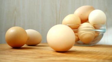 Dönen yumurta. Tavuk yumurtası fırlatıyorum..