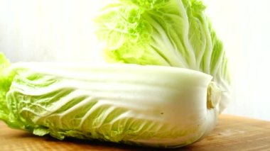 Napa lahanası, hareket halinde çekim. Kesme tahtası.