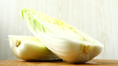 Napa lahanası, hareket halinde çekim. Kesme tahtası.