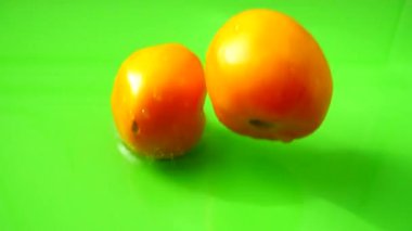 Domateslerin suya düşmesi. Yavaş çekim.