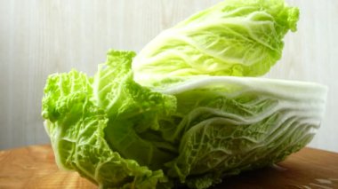 Napa lahanası, hareket halinde çekim. Kesme tahtası.