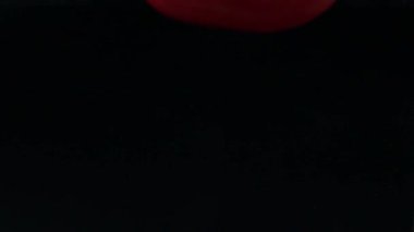 Düşen tatlı kırmızı biber. Yavaş çekim.