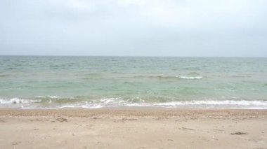 Kız sahilde yürüyor. Sahilde çekim yapmak..