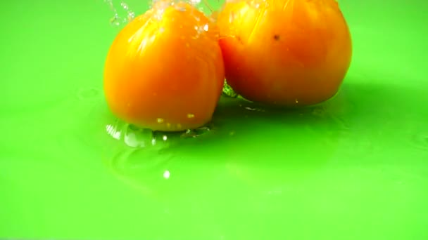 Caída Tomates Agua Movimiento Lento — Vídeo de stock