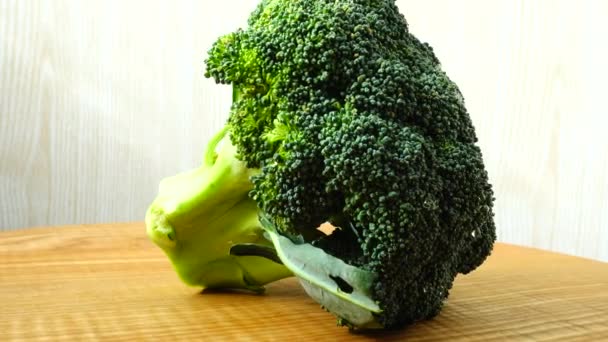 Schieten Van Broccoli Beweging Snijplank — Stockvideo