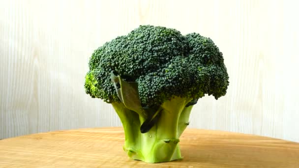Harekete Geçerken Brokoli Atılıyor Kesme Tahtası — Stok video