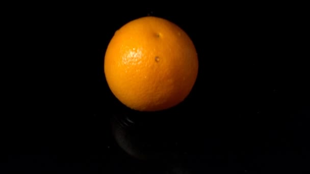 Πτώση Πορτοκαλιού Στο Νερό Αργή Κίνηση — Αρχείο Βίντεο