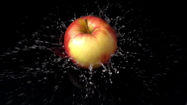 苹果掉进了水里 慢动作 — 图库视频影像