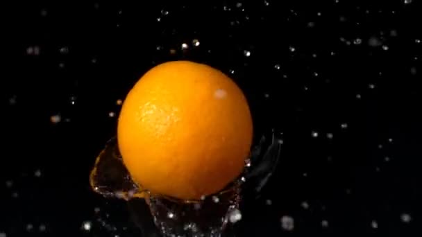 Caída Naranja Agua Movimiento Lento — Vídeos de Stock