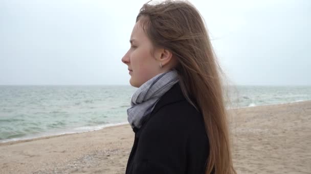 Das Mädchen Blickt Auf Das Meer Schießen Strand — Stockvideo