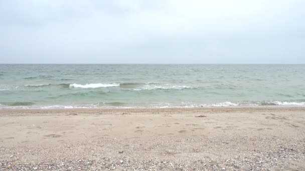 少女は浜辺を歩いている 浜辺での銃撃戦 — ストック動画