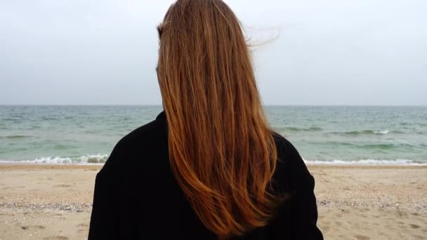 Chica Mira Mar Disparos Playa — Vídeo de stock