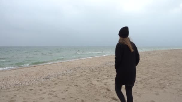 那女孩在海滩上散步 海滩上的射击 — 图库视频影像