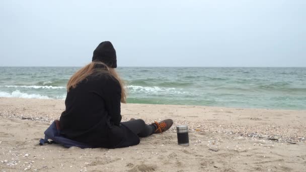 Das Mädchen Geht Strand Spazieren Schießen Strand — Stockvideo