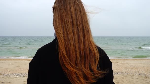 Ragazza Guarda Mare Rallentatore Girare Sulla Spiaggia — Video Stock