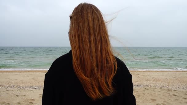 Das Mädchen Blickt Auf Das Meer Zeitlupe Schießen Strand — Stockvideo