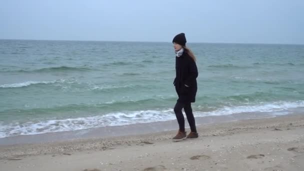 Menina Caminha Praia Tiro Praia — Vídeo de Stock