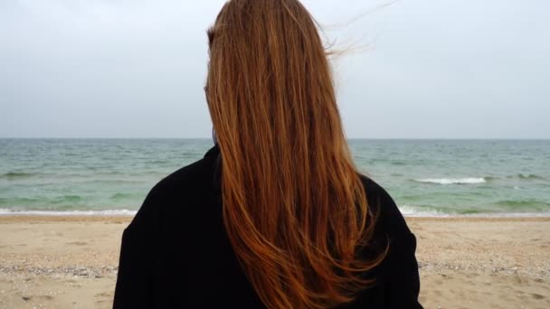 Das Mädchen Blickt Auf Das Meer Zeitlupe Schießen Strand — Stockvideo