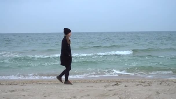 Das Mädchen Geht Strand Spazieren Schießen Strand — Stockvideo