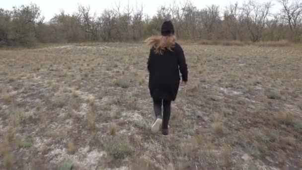 Девушка Бегает Языческой Земле Стрельба Осенью — стоковое видео