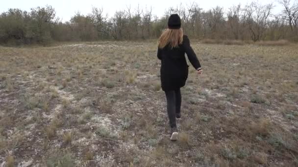 Chica Corre Brezal Cámara Lenta Disparos Otoño — Vídeo de stock