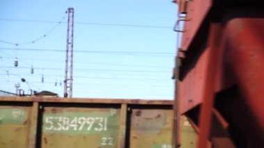 Demiryolu treninin yük vagonu. Harekette çekim..