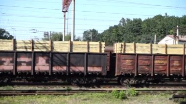 Demiryolu treninin yük vagonu. Harekette çekim..