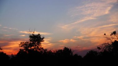 Trenin gün batımında hareket etmesi. Harekette çekim..