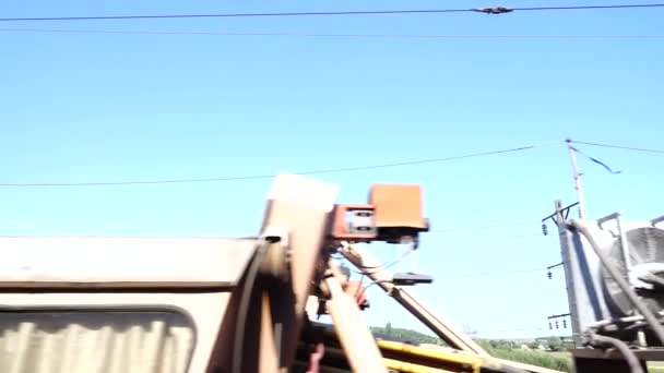 铁路铺设机 铁路轨道层 铁路建设 铁路轨道铺设机在工作 铁路线上的辅助机械 铁路铺设机 — 图库视频影像