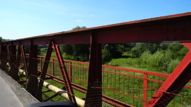 川の上の橋 動きの中で撃つ — ストック動画